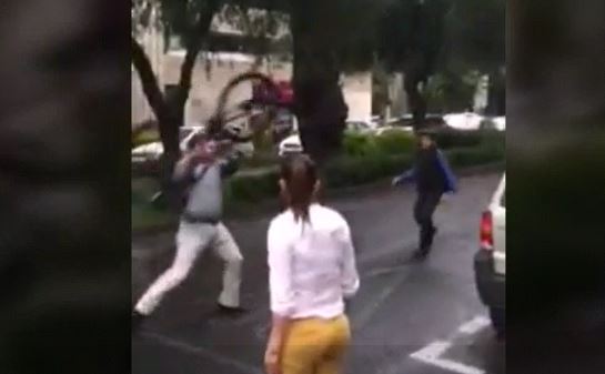 Ciclista es agredido por #LordDodge (VIDEO)