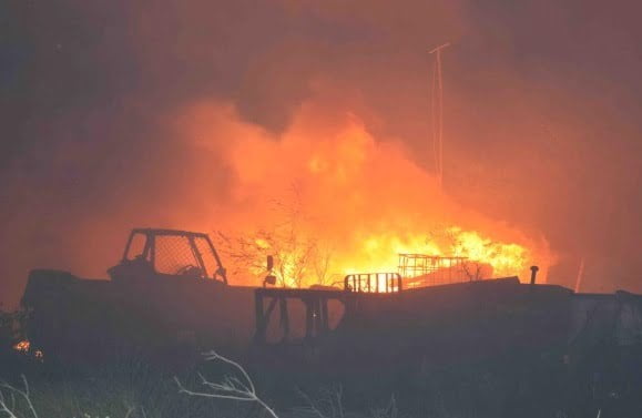 Incendio consume bodegas de constructora en Reynosa