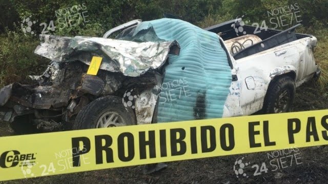 Tráiler arrolla camioneta y deja un muerto