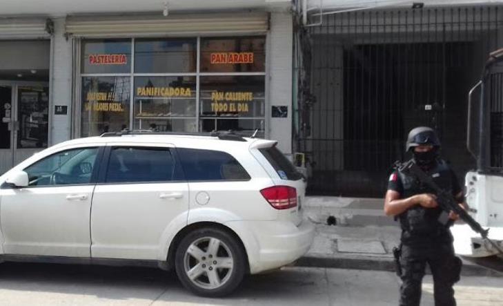 Roban a clientes y empleados de restaurante y se dan a la fuga