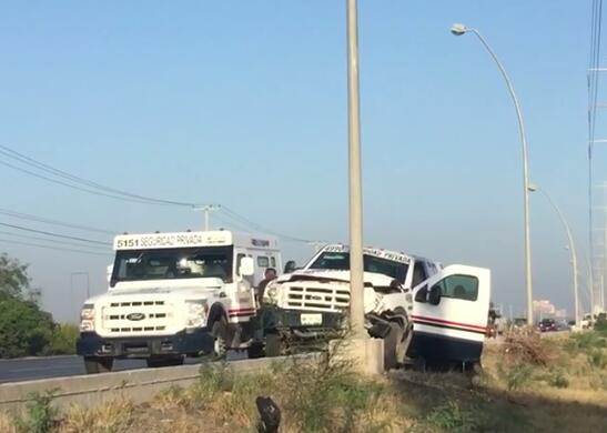 Camioneta de valores choca contra poste en Reynosa