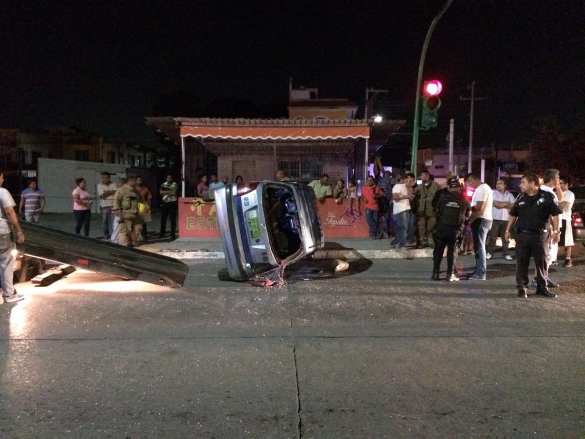 Hombre resulta ileso tras volcadura en Tampico