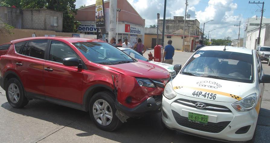 Taxista provoca choque al pasarse un alto