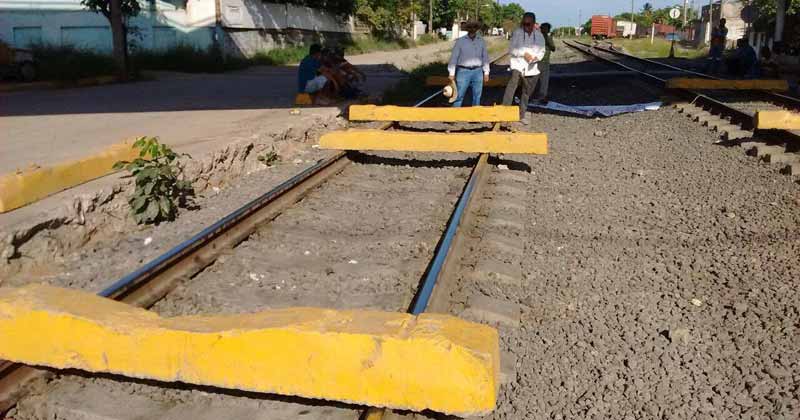 Maestros jubilados bloquean vías del tren y amagan con usar bombas molotov