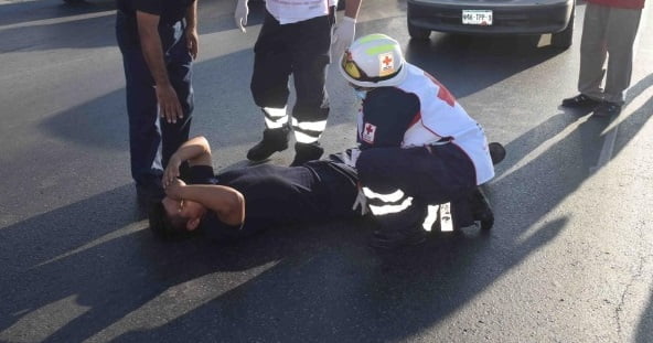 Arrolla taxista a joven distraído en Reynosa