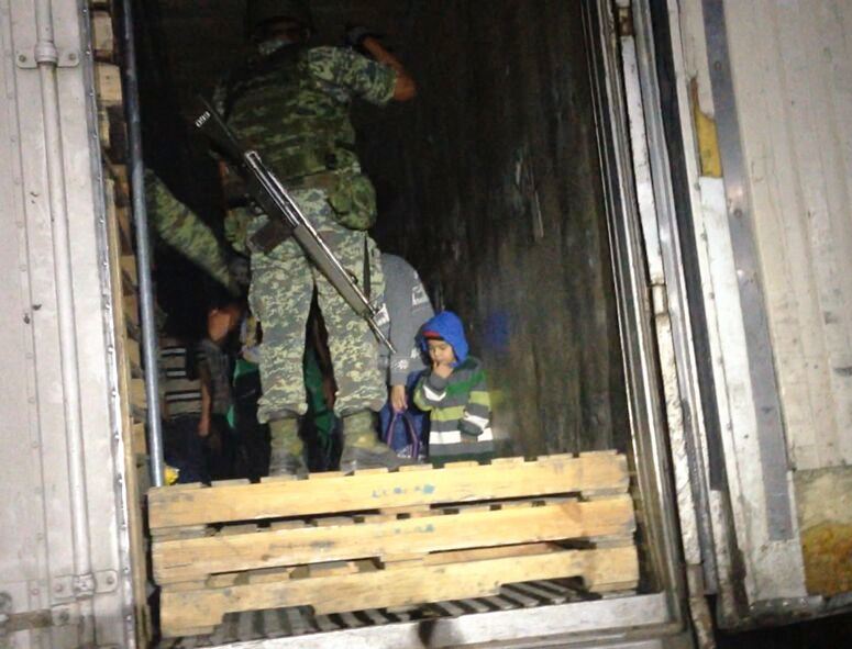 Aseguran 104 migrantes en puesto militar en poblado de Hidalgo