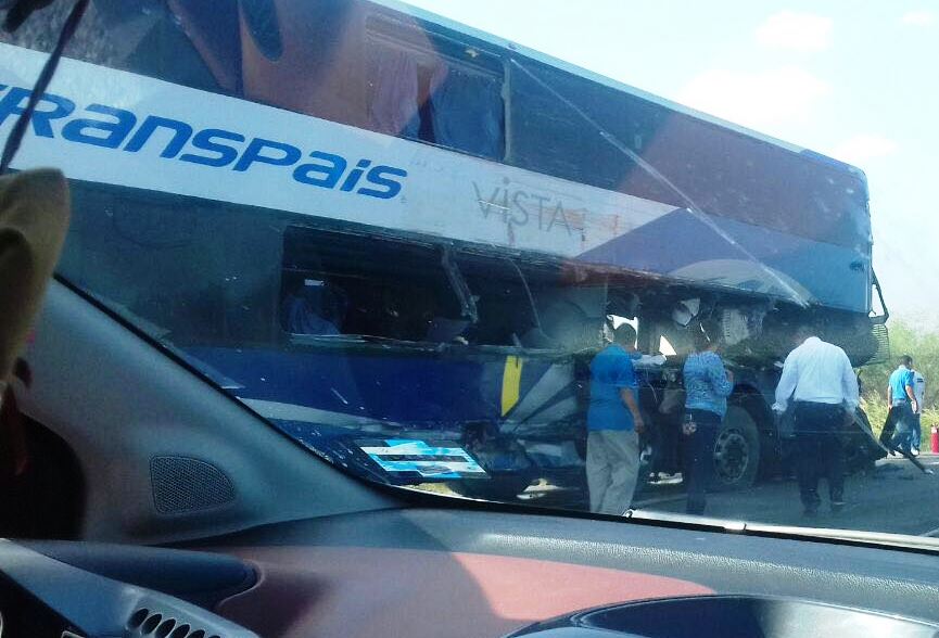 Choque entre autobús, camión y tractocamión deja un niño sin vida y 10 lesionados