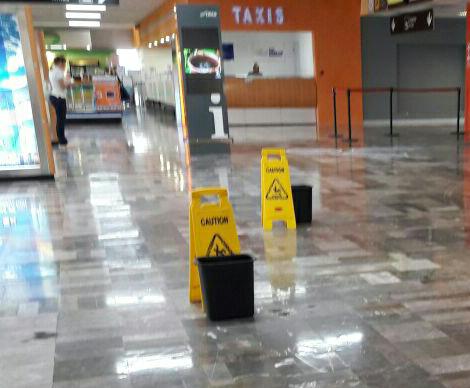 Pasajeros molestos por goteras dentro de aeropuerto
