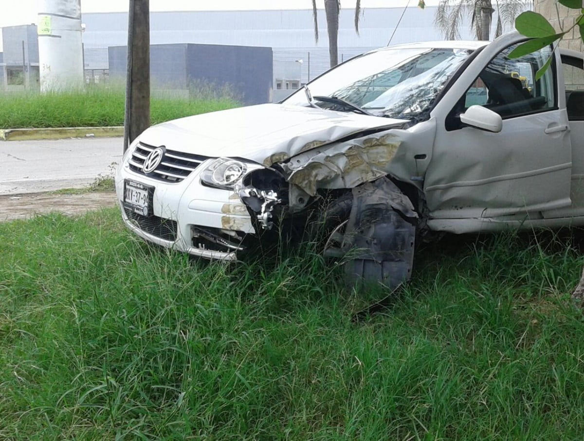 Chocan auto compacto y tractocamión, hay dos menores lesionados.
