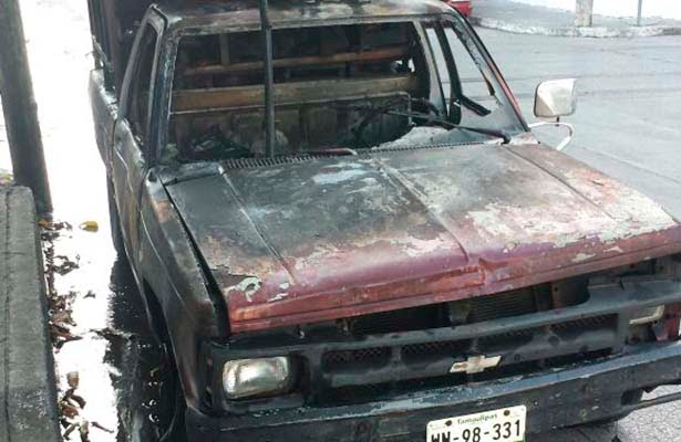 Incendio consume camioneta en Tampico