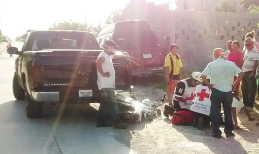 Motociclista derrapa y se estrella contra camioneta