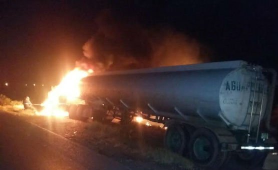 Se incendia pipa en Nuevo Laredo