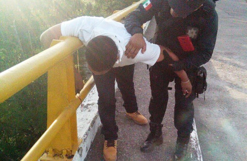 Lo deja su mujer y se intenta arrojar de un puente en Tampico