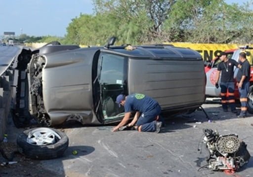 Choca contra poste y vuelca en Nuevo Laredo