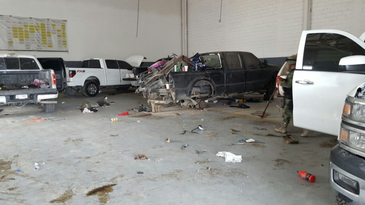 Aseguran camionetas blindadas en agencia abandonada