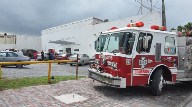 Movilización de bomberos por incendio en salón de belleza