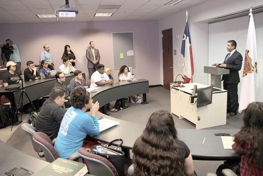Cabeza de Vaca visitó la Universidad donde realizó estudios profesionales