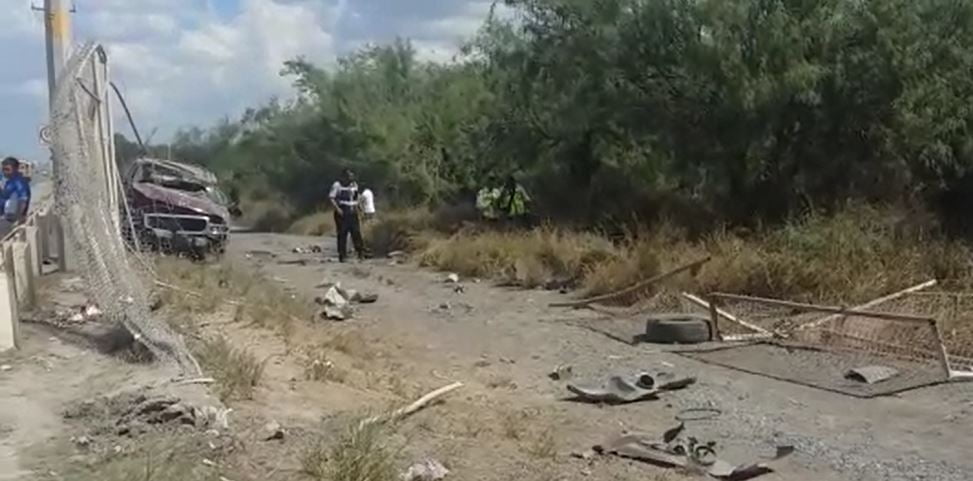 Muere en accidente carretero y termina en zona de aeropuerto (Video)