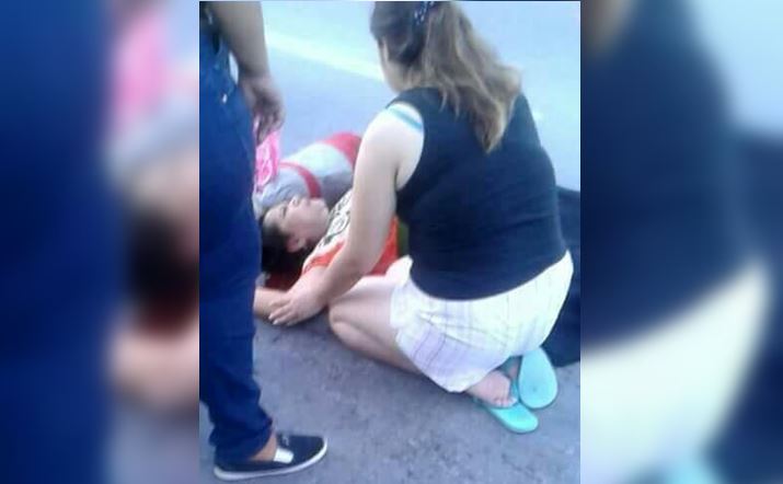 Mujer queda hospitalizada tras ser arrollada por microbús