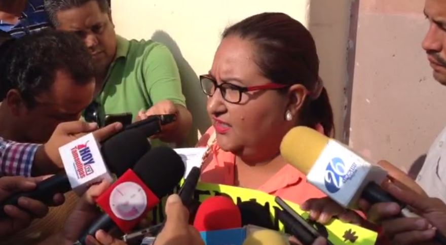 Maestra inicia plantón en Gobierno; le deben salarios de 6 meses