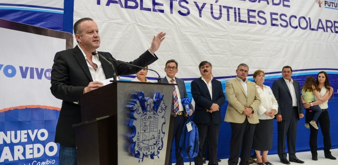 Entrega Canturosas a estudiantes útiles escolares y tabletas
