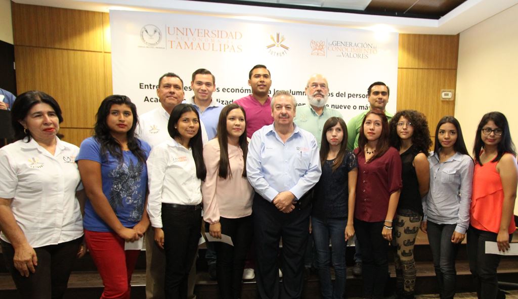 Entregan becas a estudiantes hijos de docentes de la UAT