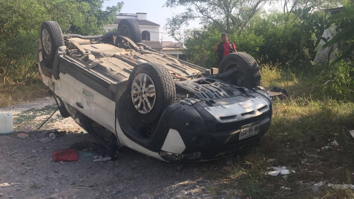 Se salva de morir tras volcar al poniente de Victoria (VIDEO)