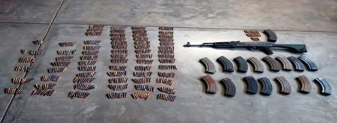 Encuentran armamento militar en vehículo abandonado