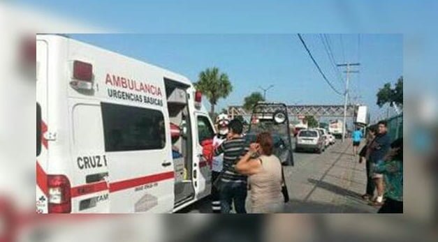 Choque de microbús deja 4 estudiantes lesionados