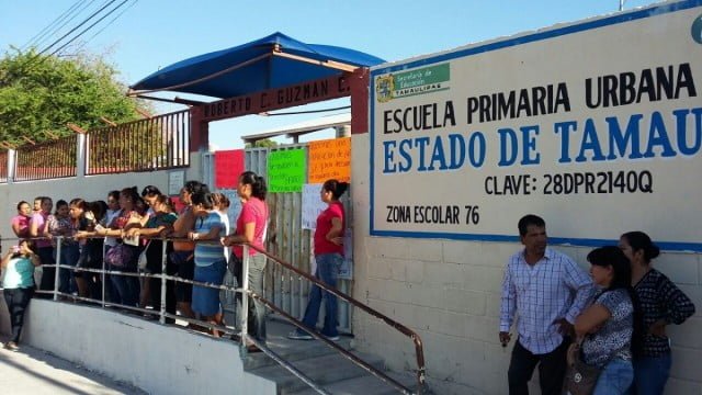 Padres de familia toman escuela por inconformidad con directora