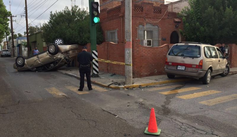 Se pasa semáforo en rojo y deja tres lesionados