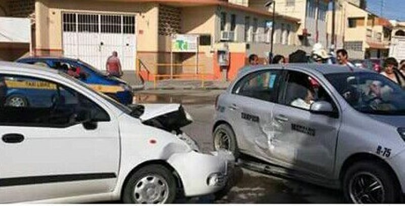 Se pasa un alto y provoca choque en Tampico