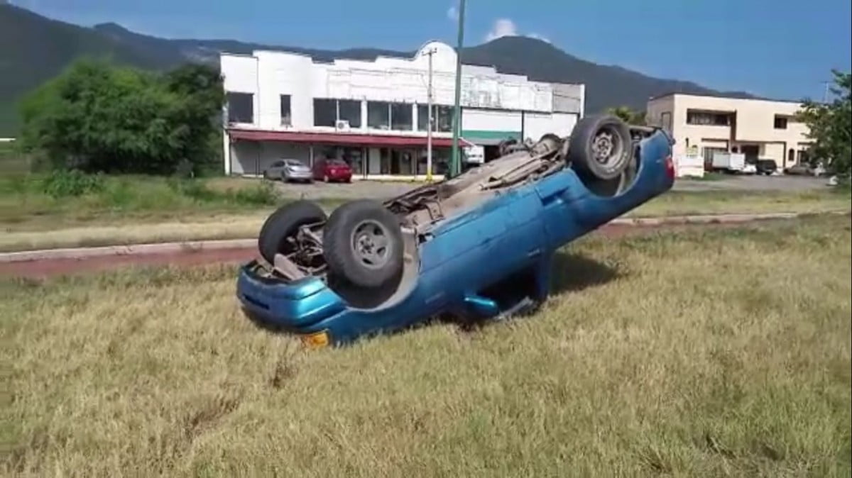 Desprendimiento de llanta provoca volcadura