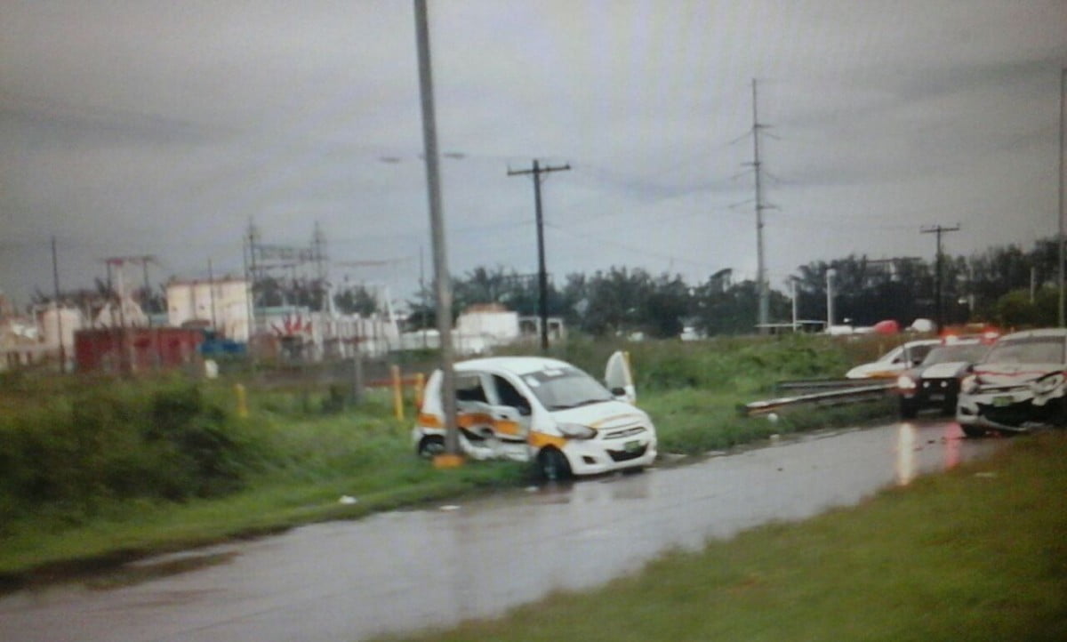 Derrapa taxista y choca contra poste