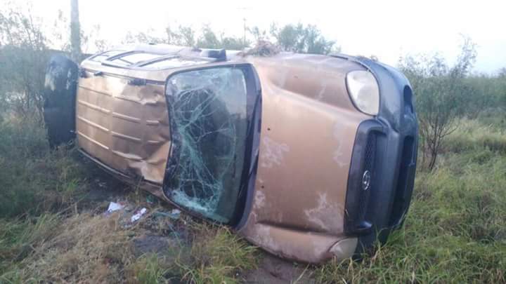 Mujer vuelca su camioneta por conducir a exceso de velocidad