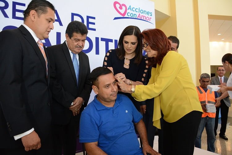 Entregan 66 aparatos auditivos en Nuevo Laredo