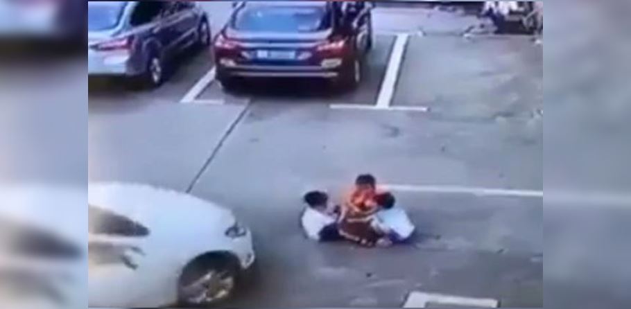 Mujer arrolla a 3 niños en China; iba hablando por celular (VIDEO)