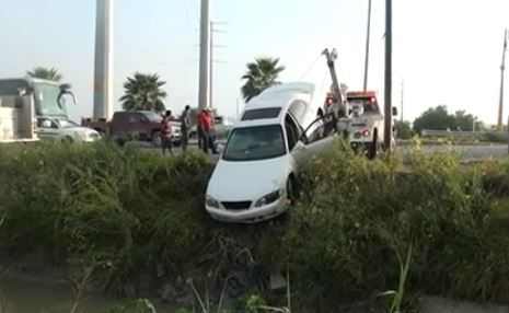 Cae automóvil en canal de Reynosa