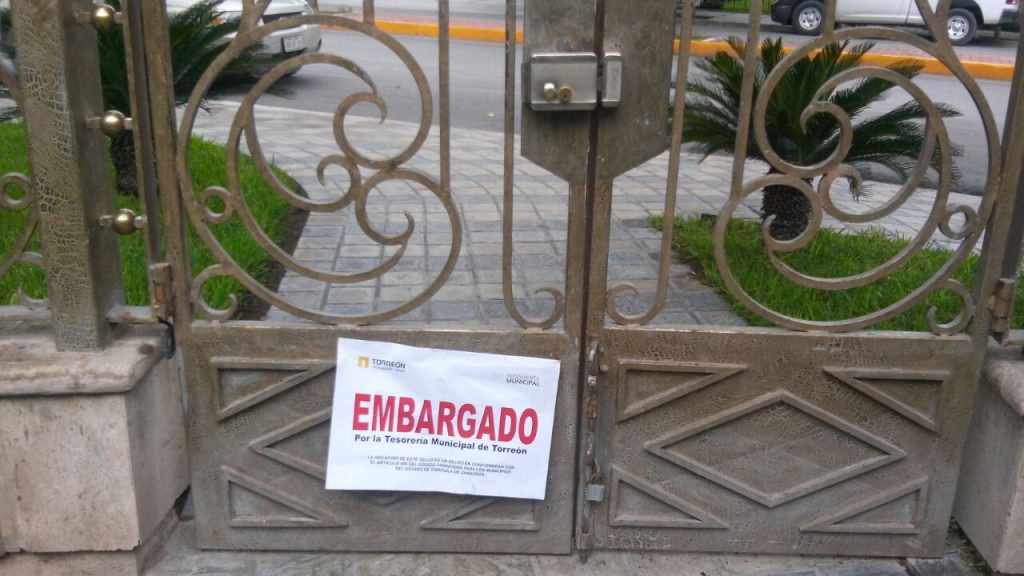 Embargan casa del dueño de Soriana por no pagar predial