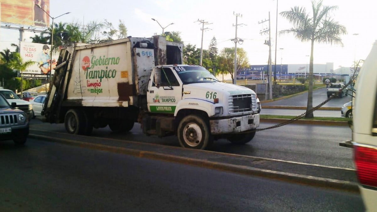 Camión recolector queda varado y causa embotellamiento