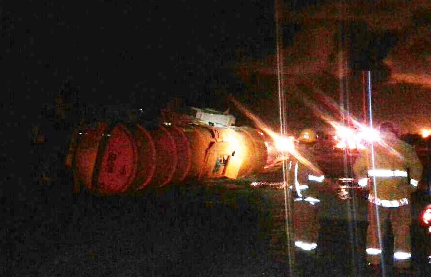 Vuelca pipa con 32 mil litros de gasolina en corredor urbano