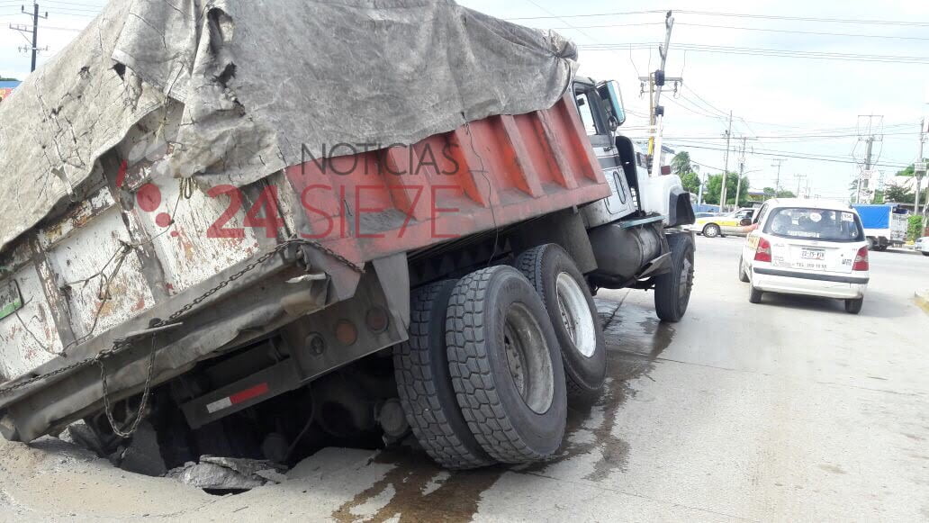 Camión cae en socavón ahora en Tampico