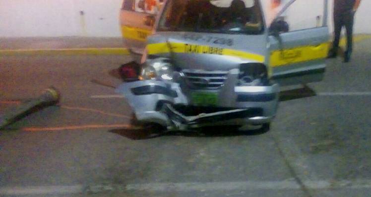 Taxista choca con palmera en Tampico
