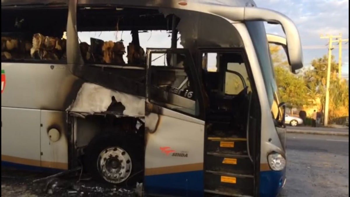 Choque provoca incendio de autobús en la Victoria-Monterrey