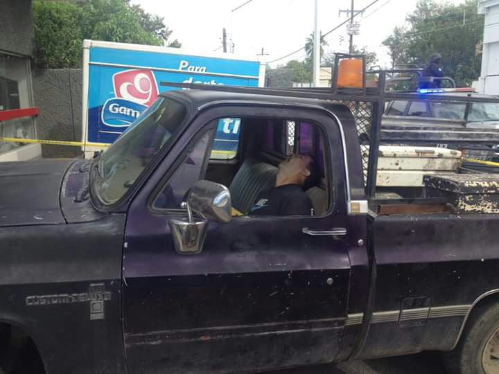 Muere al interior de su camioneta a las afueras de un Oxxo