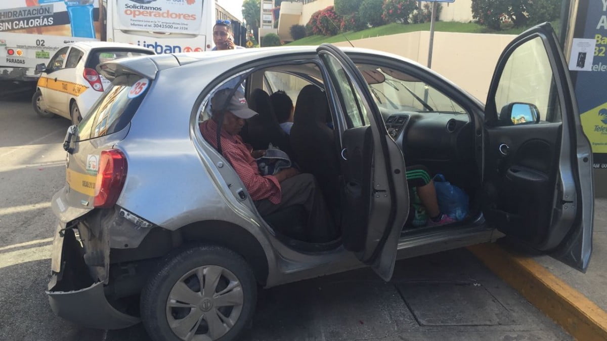 Autobús se queda sin frenos y choca con taxi