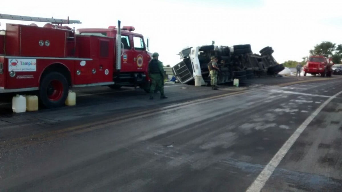 Vuelca trailer al poniente de Tampico, hay trastoque vial