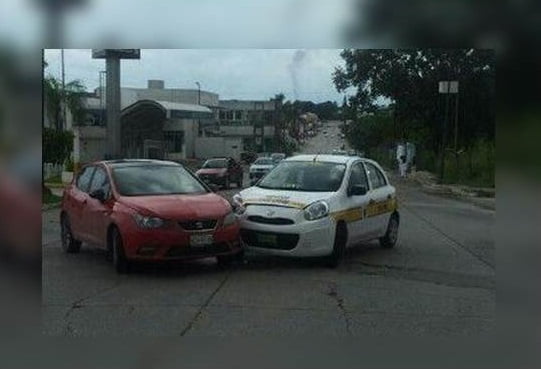 Taxista se pasa el alto y choca en Tampico