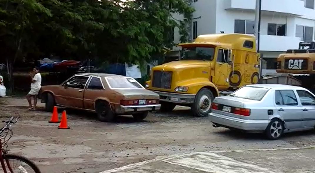 Colonos bloquean trabajos de maquinaria; se quejan de daños