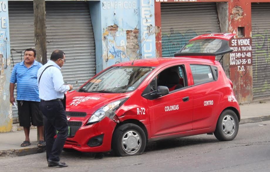 Conductor choca a taxista y huye del lugar